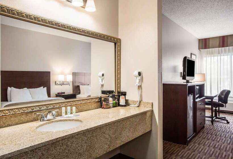 هتل Quality Inn & Suites Lawrence University Area
