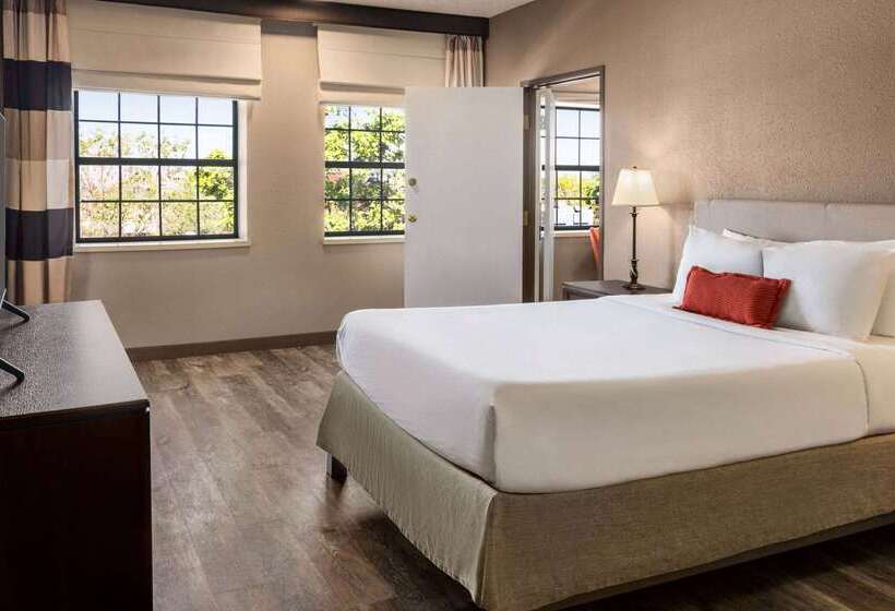 هتل Ramada By Wyndham Albuquerque Airport