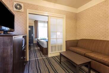 هتل Ramada Suites By Wyndham San Diego