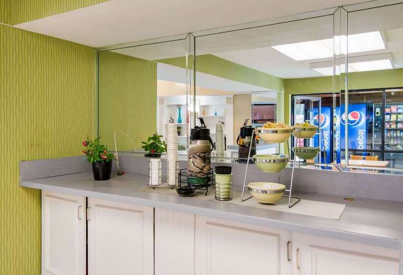 هتل Rodeway Inn At Fort Lee
