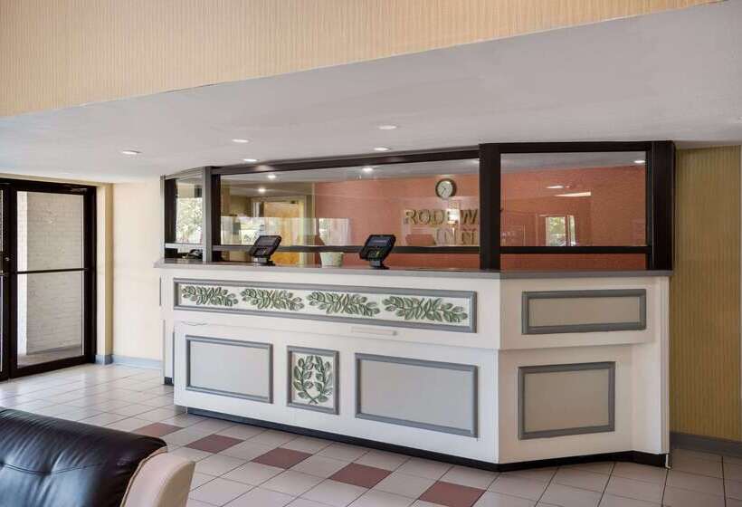 هتل Rodeway Inn At Fort Lee