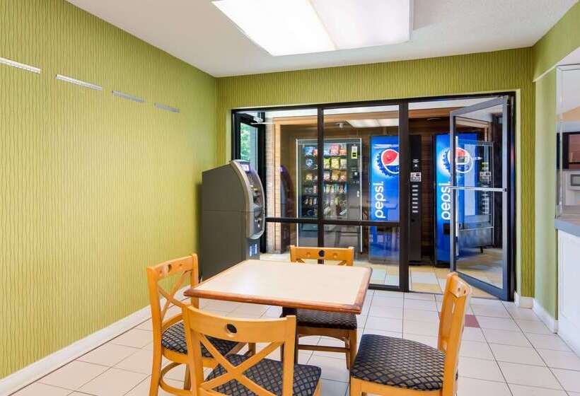 هتل Rodeway Inn At Fort Lee