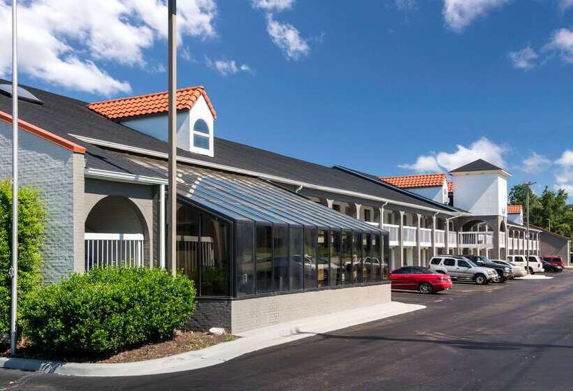 هتل Rodeway Inn At Fort Lee