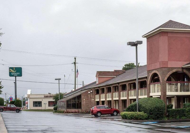 هتل Rodeway Inn At Fort Lee
