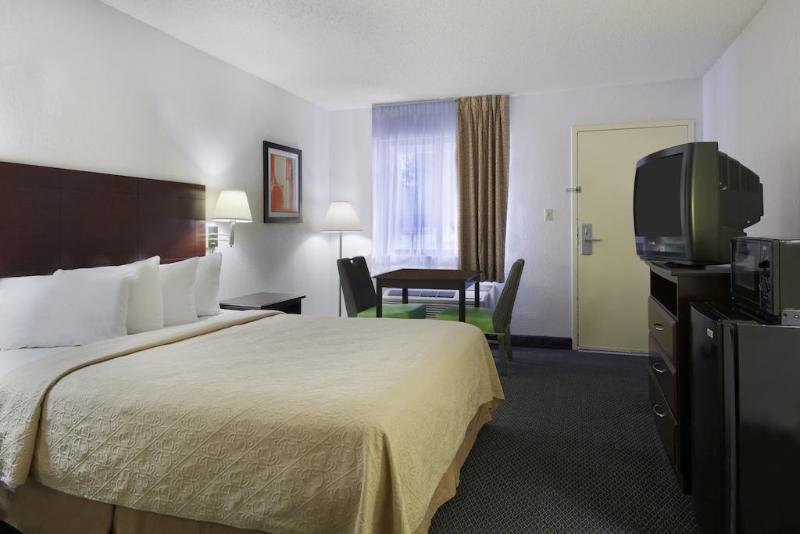 هتل Rodeway Inn At Fort Lee