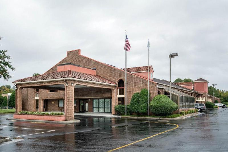 هتل Rodeway Inn At Fort Lee