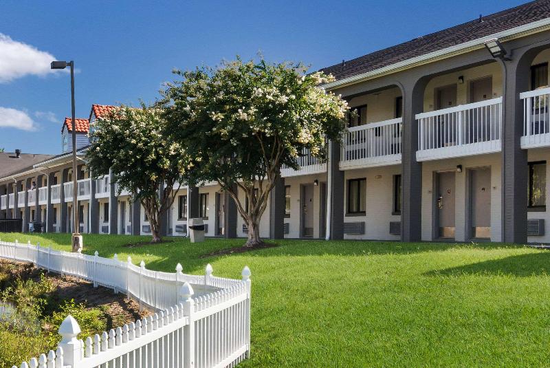 هتل Rodeway Inn At Fort Lee