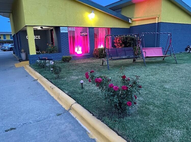 هتل Travel Inn & Suites