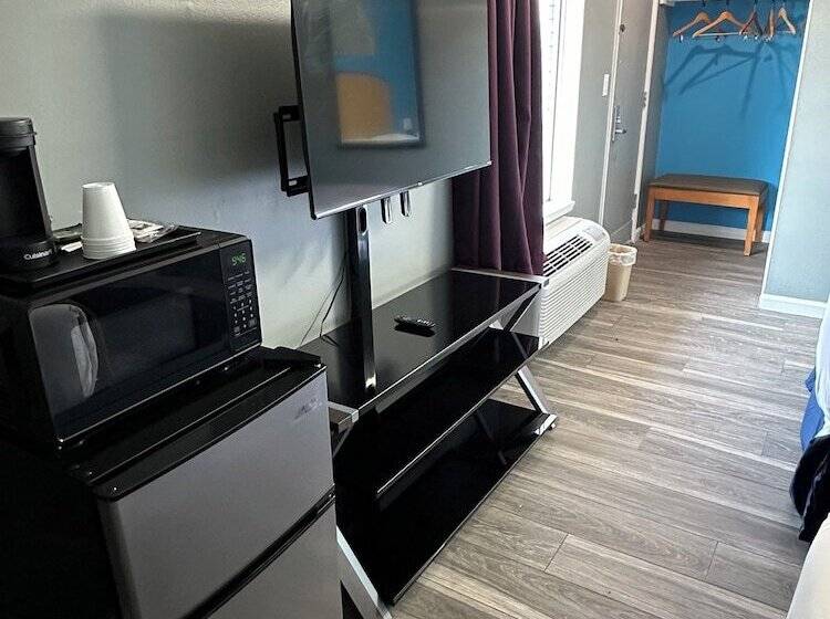 هتل Travel Inn & Suites