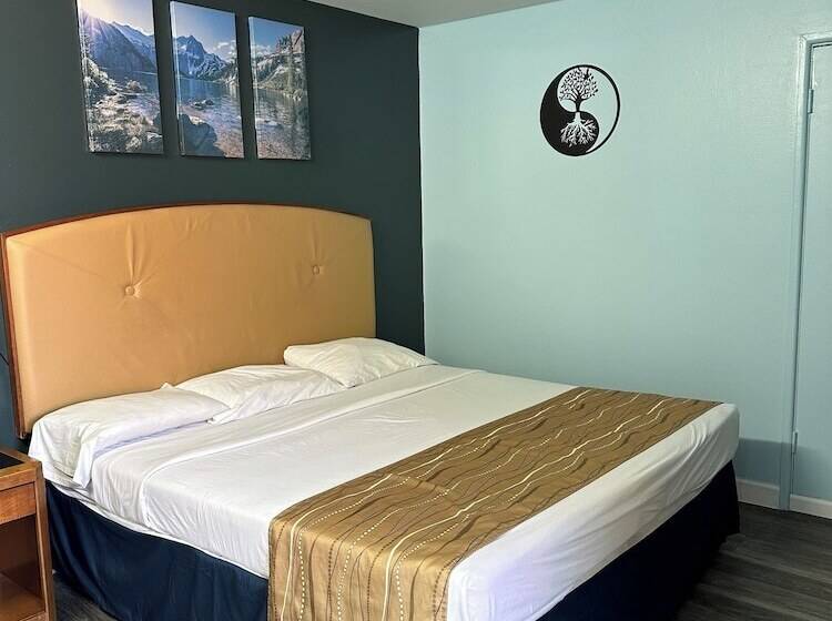 هتل Travel Inn & Suites