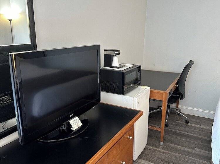 هتل Travel Inn & Suites