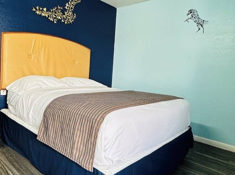 هتل Travel Inn & Suites