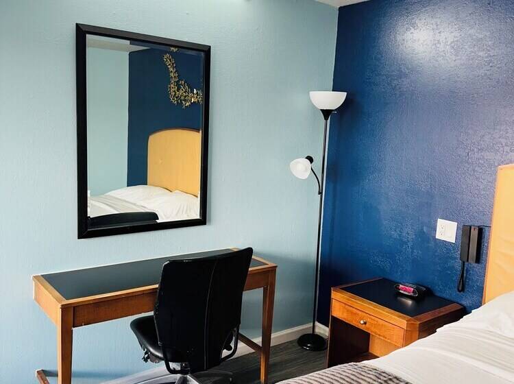 هتل Travel Inn & Suites
