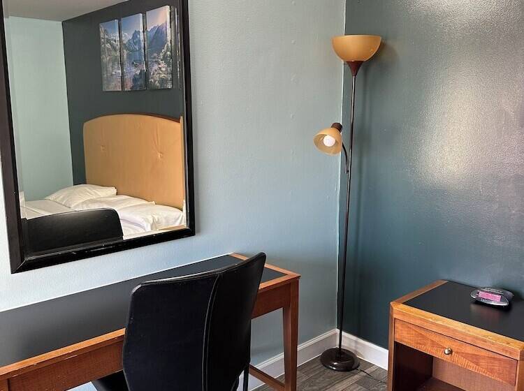 هتل Travel Inn & Suites