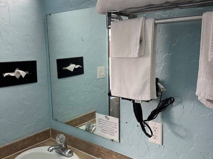 هتل Travel Inn & Suites