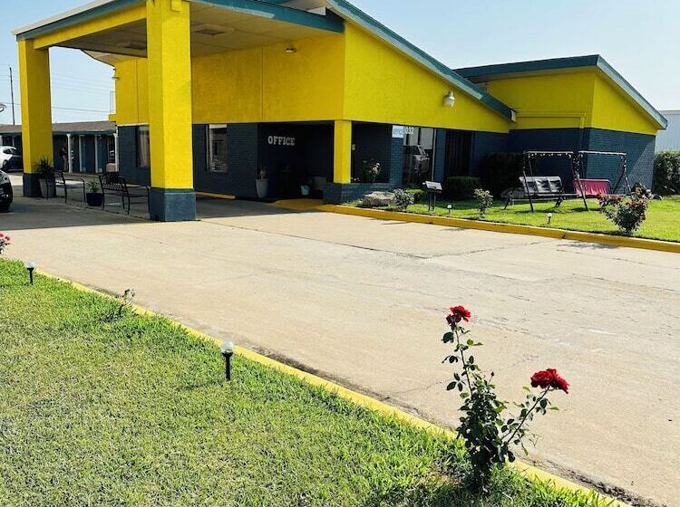 هتل Travel Inn & Suites
