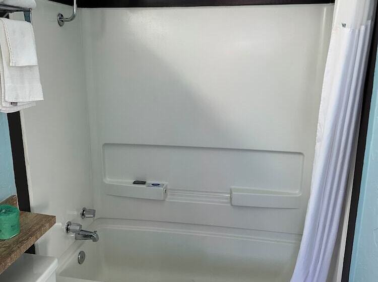 هتل Travel Inn & Suites