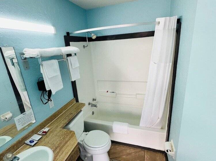 هتل Travel Inn & Suites