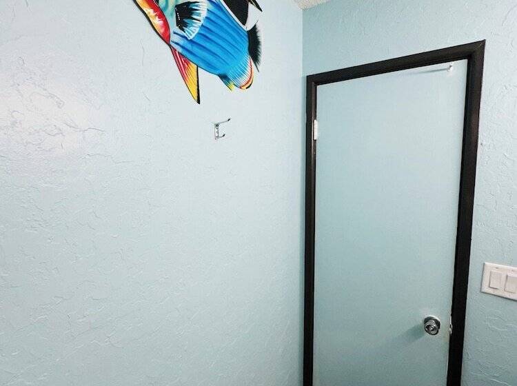 هتل Travel Inn & Suites
