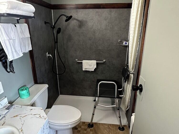 هتل Travel Inn & Suites