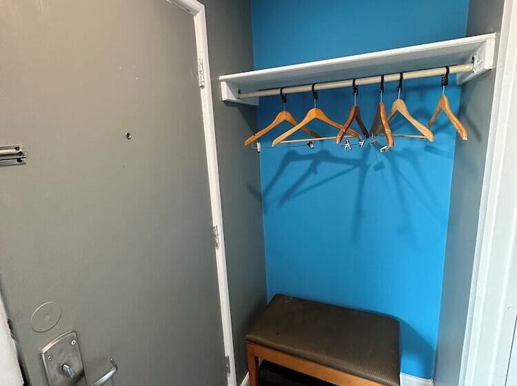 هتل Travel Inn & Suites