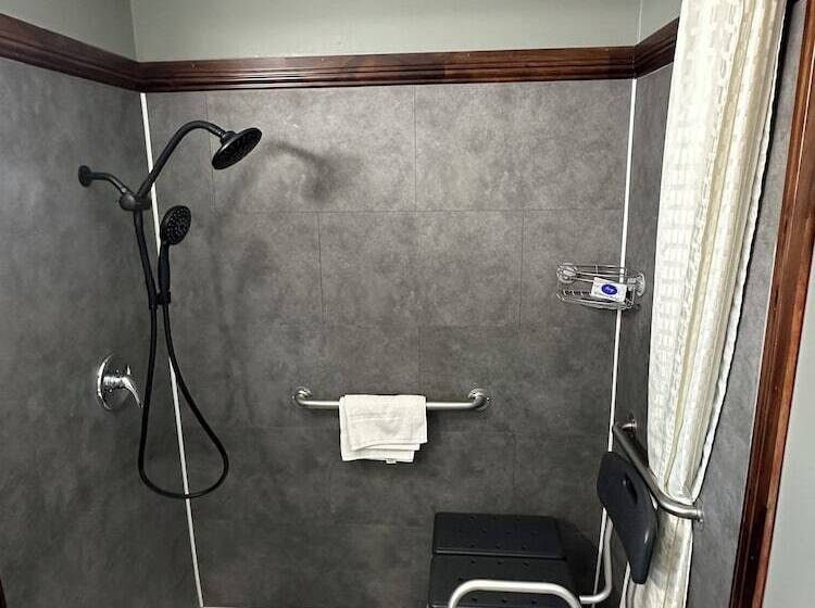 هتل Travel Inn & Suites