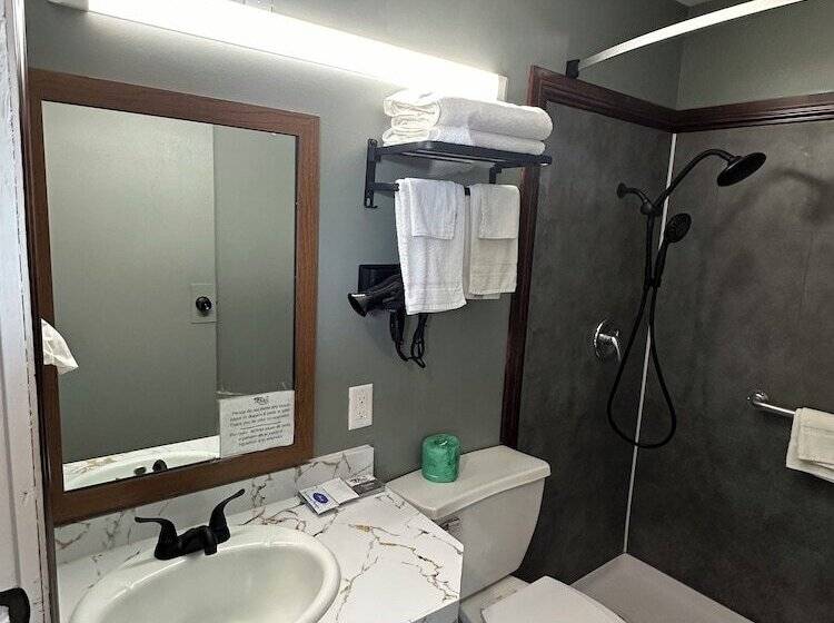 هتل Travel Inn & Suites