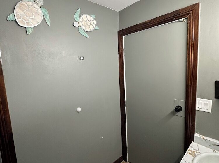 هتل Travel Inn & Suites