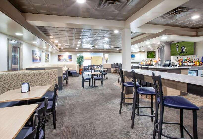 هتل Wingate By Wyndham Detroit Metro Airport