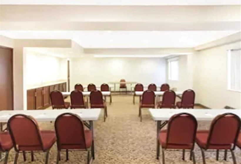 هتل Wingate By Wyndham Detroit Metro Airport