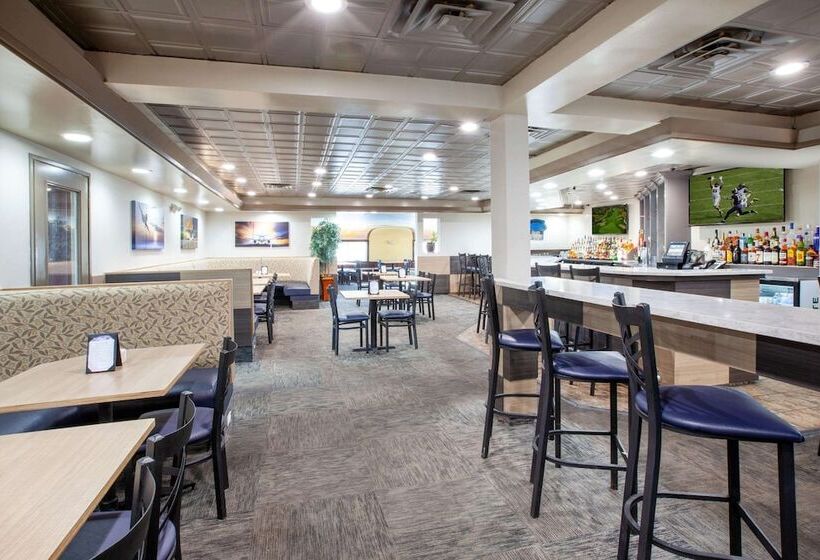 هتل Wingate By Wyndham Detroit Metro Airport