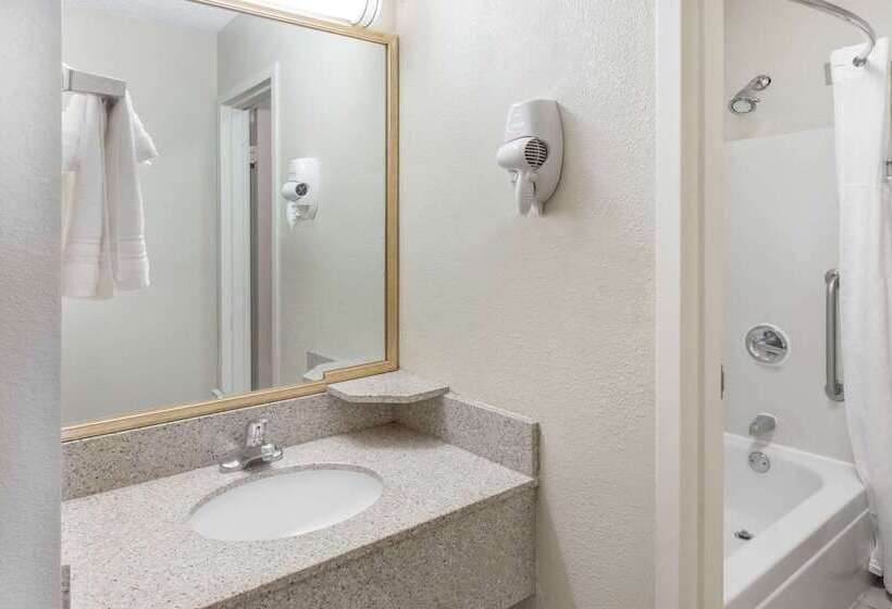 ホテル Hometowne Studios By Red Roof Auburn Hills