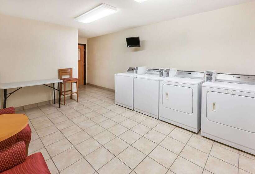 ホテル Hometowne Studios By Red Roof Auburn Hills