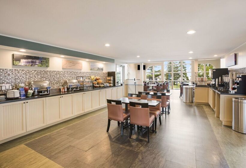 Отель Best Western Harbour Pointe Lakefront