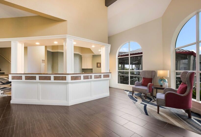 Отель Best Western Harbour Pointe Lakefront