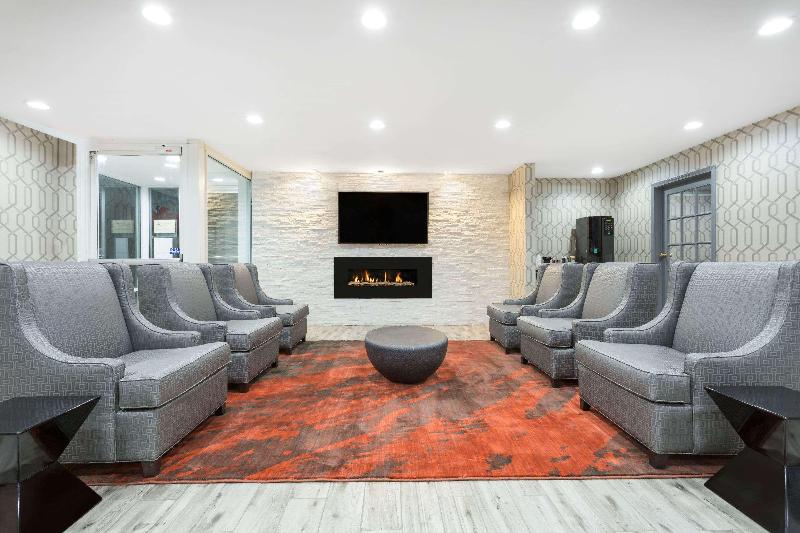 هتل Clarion Pointe Greensboro Coliseum Area