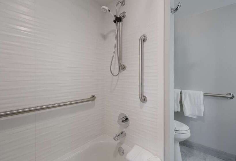 فندق Clarion Pointe Okc Airport