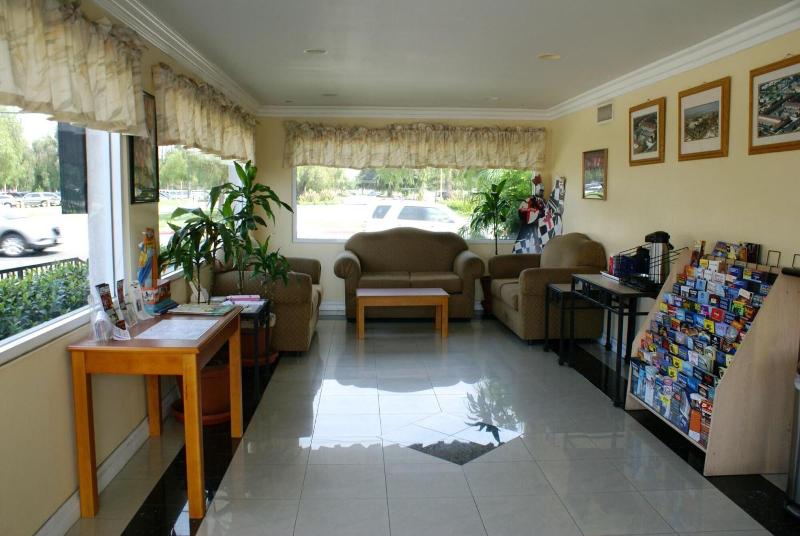 בית מלון כפרי Colony Inn