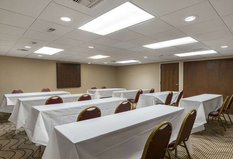 فندق Comfort Inn & Suites North At The Pyramids