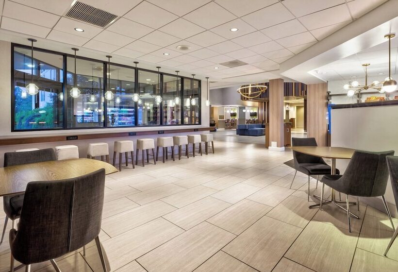 هتل Crowne Plaza Dulles Airport, An Ihg