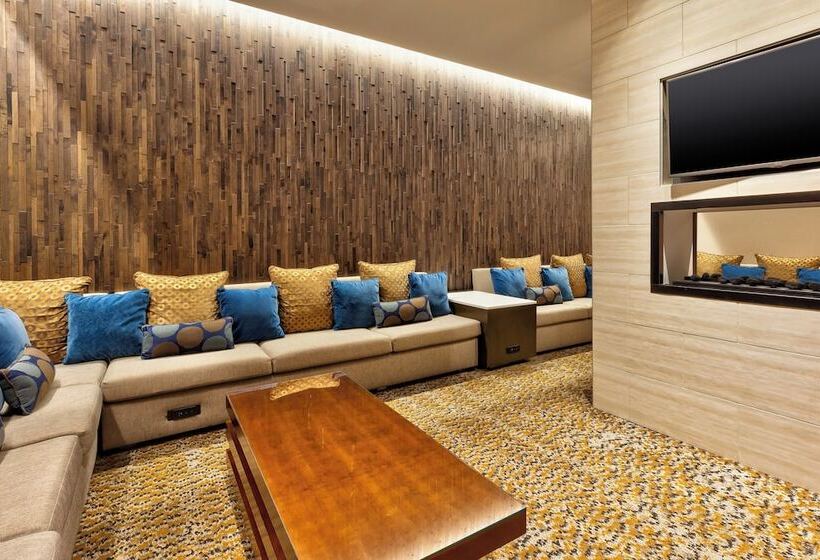 هتل Crowne Plaza Dulles Airport, An Ihg