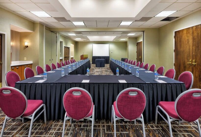 هتل Crowne Plaza Dulles Airport, An Ihg