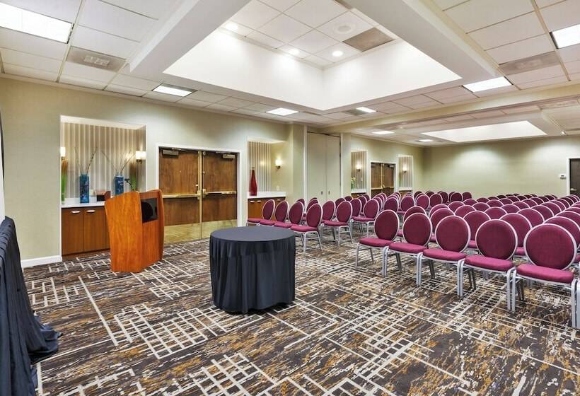 هتل Crowne Plaza Dulles Airport, An Ihg