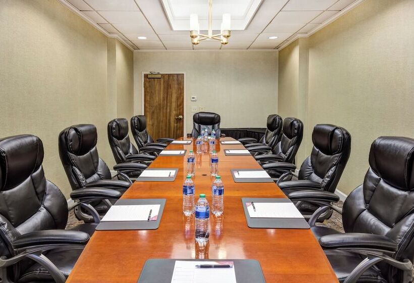 هتل Crowne Plaza Dulles Airport, An Ihg