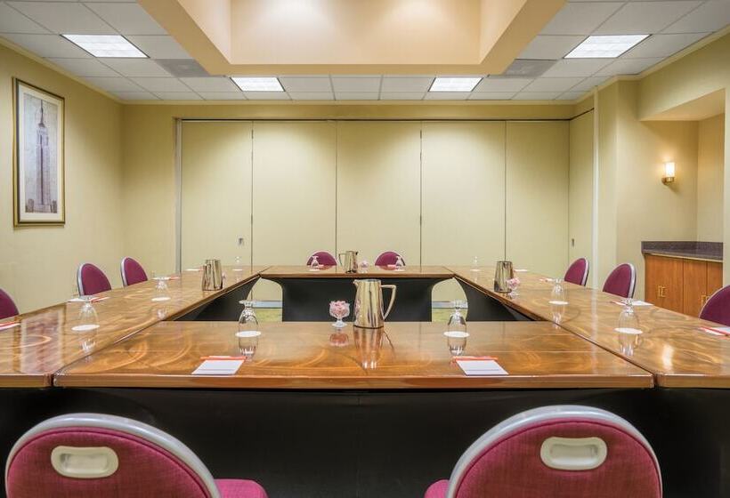 هتل Crowne Plaza Dulles Airport, An Ihg