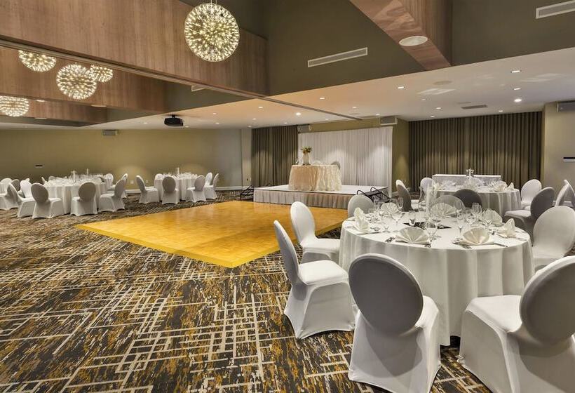 هتل Crowne Plaza Dulles Airport, An Ihg
