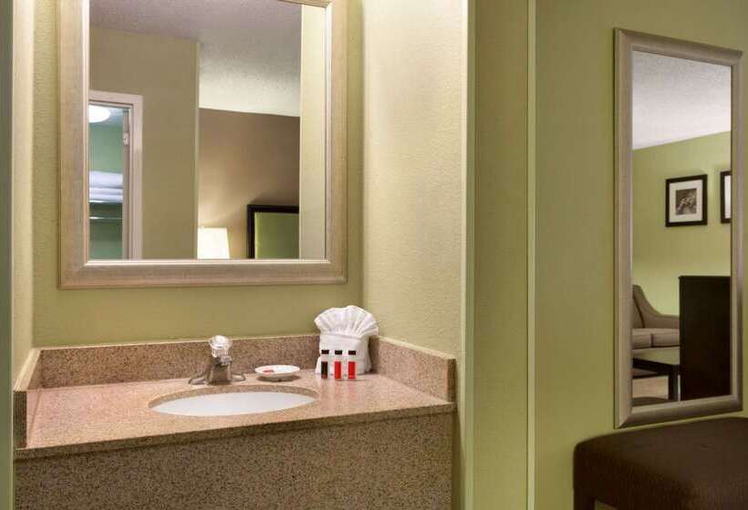هتل Days Inn By Wyndham Baltimore Inner Harbor