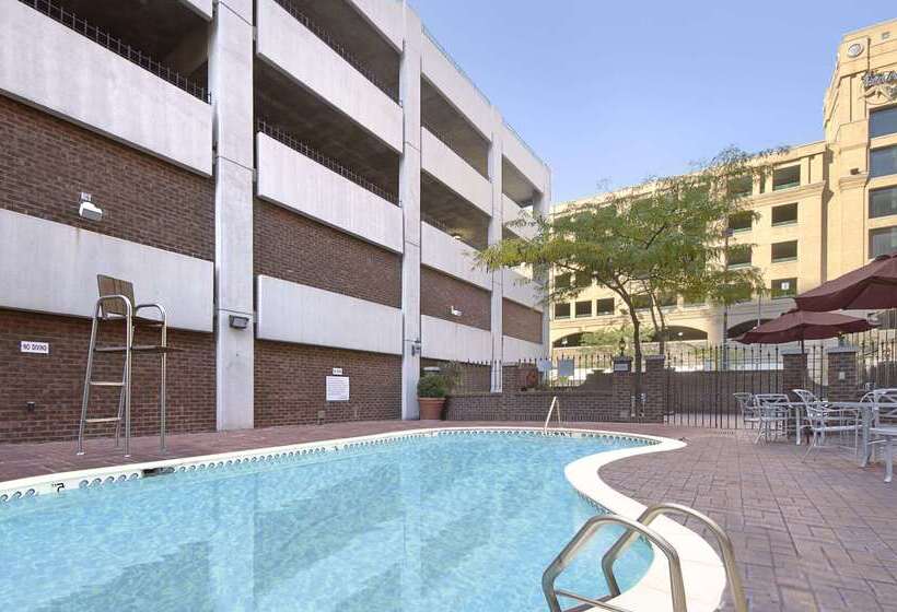 هتل Days Inn By Wyndham Baltimore Inner Harbor