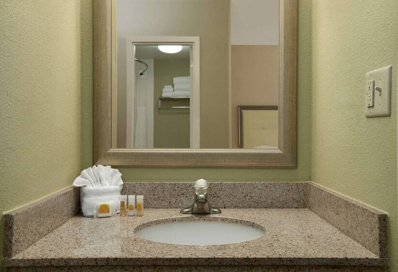 هتل Days Inn By Wyndham Baltimore Inner Harbor