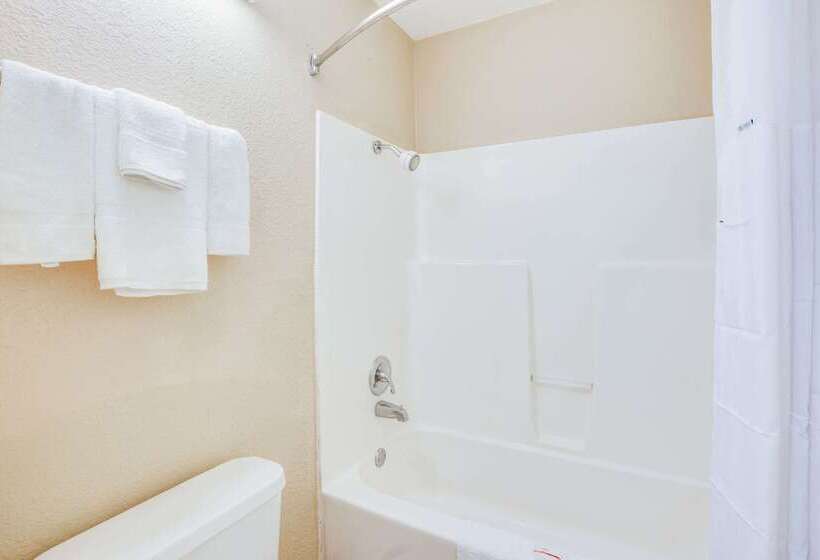 هتل Days Inn By Wyndham Newport